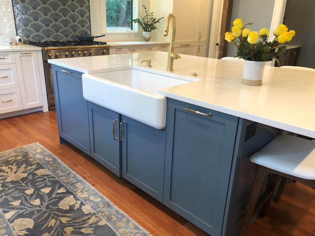 Contrasting color and/or countertop material on the island